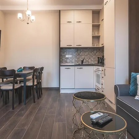 Semiramis' 2-bedroom Lux アパート